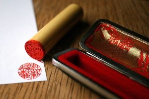 Они даже не расписываются в документах, а таскают с собой индивидуальный штемпсель.