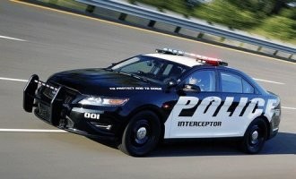 Interceptor, с английского, "перехватчик". Так обычно называют тип специальных полицейских машин.
Воздушный тормоз на английском air brake. По Вашему vozdushnyi tormoz.