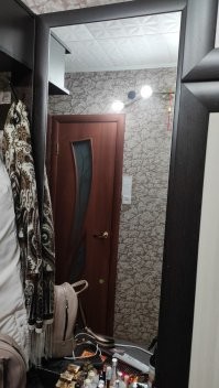 Блин, что сложного в том, чтобы сфоткать зеркало, оставшись за кадром?