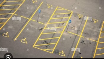 Судя по разметке это означает, это место как раз должно оставаться свободным, не? Оно для пандуса и предназначено