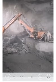 Вроде не самоходная штука, переставлять нужно.  
Да и отбитый камень должен кто-то собирать.