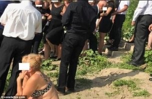 А тут.
Им приспичило тут развеять.
И человек должен срыгнуть.

Тут в подборке 90% пендосов.
И к нам отношение не имеет.
За приколы с игрушками у нас мамаша пошла-бы уже оформлять кредит,что оплатить.
Кому то просто по башке бы прилетело ( за хлеб уж точно).