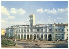 Были чахлики, садовопарковое развлекалось каждый год заменой сухостоя. Собственно, как и возле гостинки.