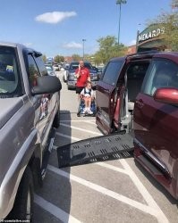 Об ком вообще тут речь? Если про светлую машину, то он очень даже нормально припарковался, судя по разметке, а то, что у соседа НА МЕТР откидывается пандус... ну уж извините, экстрасенсов нет через закрытую дверь видеть...
