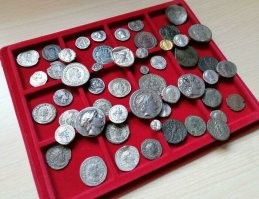очень старые монеты ТАК не хранят. особенно оригиналы!!!