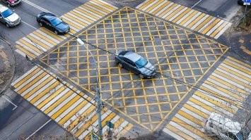 Есть хорошая разработка - ВАФЛЯ в народе называется. Желтая разметка квадратами на перекрестке. и Камеры. Попал попался на вафле под желтый - извольте заплатить. Быстро приучаешься просчитывать хотя бы на несколько секунд вперед.  )))