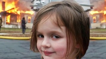 Ей бы стоило повернуться ехидно улыбнуться и тогда разлетелась бы она по всему интернету и не забыли бы мы её ещё очень долго.