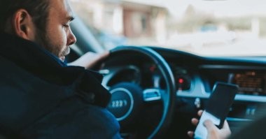 Что же такое интересное его отвлекло, что на дорогу он совсем не смотрел?