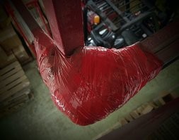 Думаю об этот угол часто ударялись, вот и обмотали мягким, ну а поверх скотчем!