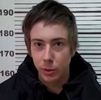 у него на роже написано что дебил.