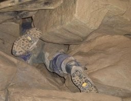 Про Джона Джонса, умершего в пещере - более того, он там так и остался, его тело не достали. И за 28 часов его пытались вытащить спасатели, но все было тщетно. Вот еще несколько фото