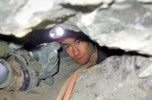 Про Джона Джонса, умершего в пещере - более того, он там так и остался, его тело не достали. И за 28 часов его пытались вытащить спасатели, но все было тщетно. Вот еще несколько фото