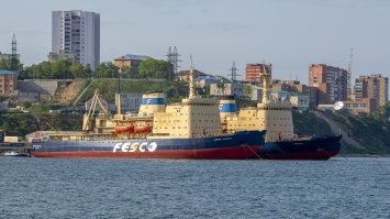 Будь это тот , самый первый построенный Степаном Осиповичем в оригинальном обвесе "Ермак" то таки да , был бы интереснейший экспонат .
А так ... что может быть интересного на убитом временем ледоколе ? 
Скучные коридоры ? Это же даже не пассажирский пароход . Обычная рабочая лошадка . 
Может еще и наши владивостокские систершипы Ермака превратить в музеи ?
Фоткам уже больше десяти лет , снимал сам . Ледоколы уже тогда были в не самом лучшем состоянии .
Дорогая игрушка судно-музей , очень дорогая . Тем паче таких размеров . Никогда не окупится и будет зело убыточной эта затея . Поинтересуйтесь сколько стоит трех часовая экскурсия по Ленину ... 7500 если  не путаю .
Место у стенки . Береговое эл.питание . Самый минимальный экипаж . Докования . 
Регистр все мОзги засовокупит 
Подготовка судна к постановке на вечную стоянку вообще отдельная песня . 
Даже РосАтомФлот тащит на себе "Ленин" только из соображений престижа и поддержания репутации .
Такие вот дела .