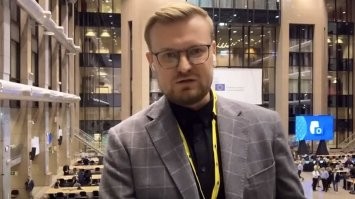 Блин , знал бы хрен бы ему телефон помог отремонтировать , акцента кстати так и не услышал от него .