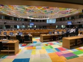 Фото его не декабрь а 28 июля прошлого года .  А это фото 5этаж вот здесь и подписывают все санкции :)