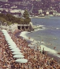 О, а это место, где сейчас "Эспаньола" стоит на набережной в Ялте, возле гостиницы "Ореанда". Фото сделано до 1972-го года.