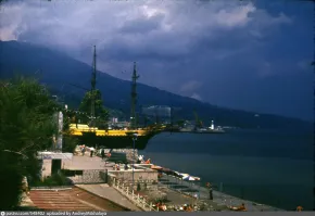 О, а это место, где сейчас "Эспаньола" стоит на набережной в Ялте, возле гостиницы "Ореанда". Фото сделано до 1972-го года.