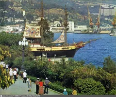 О, а это место, где сейчас "Эспаньола" стоит на набережной в Ялте, возле гостиницы "Ореанда". Фото сделано до 1972-го года.