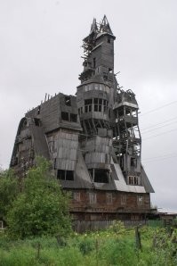 Реально какая-то жалкая пародия.

У нас в 90-х в Архангельске покруче было - деревянный небоскрёб Сутягина.