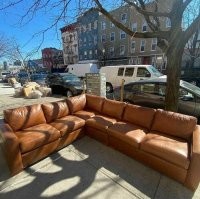 Да нет, это все именно выброшено. На фото 39-40 это хорошо видно.

Просто из экономии городских средств подобный крупногабарит разрешено выбрасывать лишь по определенным дням пару раз в году. А так и на размерах помоек экономят, то выставляется все это на тротуар, а спецтранспорт проезжает и собирает все это в кузов, потом увозит. 

Насчет того, можно ли это забрать любому желающему - зависит от страны и от местных правил. Кое-где это может считаться незаконным присвоением имущества, ибо сбор подобного мусора  - это исключительное право специализированных фирм по утилизации. Которые с его объемов и живут, выставляя счета городским службам.