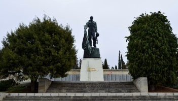 Отец в то время служил на крейсере "Куйбышев".  Рассказывал про это событие. Ходили на шлюпке по бухте , подбирали тела погибших. Говорил, что в корпусе линкора была такая пробоина. что шлюпка могла свободно пройти. Причем, края пробоины были загнуты во внутрь корпуса. На Северной стороне Севастополя, на Братском кладбище есть мемориал в память погибших на  линкоре "Новороссийск"