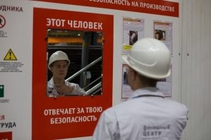 Она бы ещё голову туда подсунула, идиотка