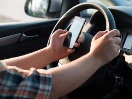 А все потому что вот так сидят втыкают в телефон, вместо того, чтобы смотреть на дорогу.