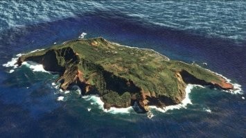 Что то в статье даже фото острова нет .. вот ..  камень и трава .. как там выживали?