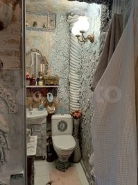 Исходя из отсутствия туалетной бумаги рядом с унитазом легко объяснить зачем стены сделали выпукло-шершавыми.