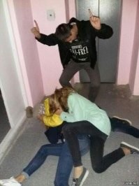 Дрались все — парни, девушки, собаки: в Орске камера зафиксировала массовую драку