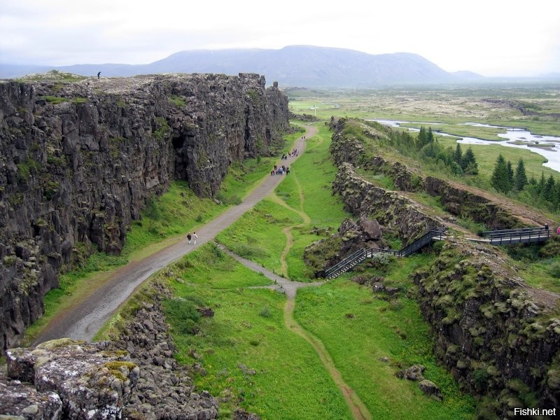 Поправлю автора - эти тектонические плиты не сходятся, а расходятся (Евразиатская и Северо-Американская). На фото они же, но выше уровня моря. Фото из Исландии.