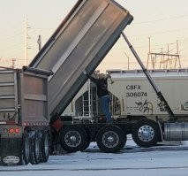 ну если есть люди знакомые с камаз 55111, или 55113.
то им знакомо расположение фиксаторов кузова в поднятом положении.
если и тут та же система, хоть цилиндр сними, кузов не упадет.