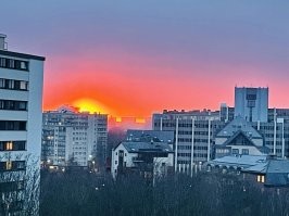 Живу у аэропорта и такие облака часто вижу :) а если про аэропорт не думать то подумал что кто то нато уничтожить хочет , вот вчера вот такой вот был рассвет . Фоткала жена .