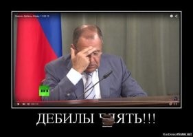 Рабочие  пытаются закинуть утеплитель на крышу