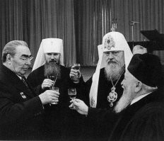 Да и после Сталина коммунистические лидеры церкви не чурались.