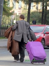 Грязные штаны и куртки размером с дом: в чем пришли знаменитости на показ модного дома Balenciaga