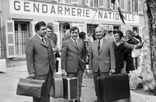 А ещё жандармерии на этой площади ни когда не было. Она находится напротив, за углом. Был там лет 10 назад. )