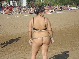 Да это понятно! Все мы постареем и умрем! Но одежду все же следует подбирать по фигуре и возрасту, дабы не выглядеть комично, придурковато и просто отвратительно! Да при этом еще не рекомендуется на всеобщее обозрение лезть!