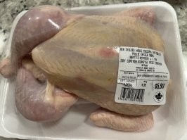 Буквально сегодня, не США, но близко Торонто было куплено 
Курица целиком 5,8 уе - 
Картошка 2.44 за 10 раундов - 4.5 кг - 
Дыня небольшая 1.88 за шт
Ананас 2.99 за шт
*************************
Получаем ужин на всю семью ( 2 взрослых + 2 ребенка)  за 10 уе - 700 рублей примерно
*************************
Курица запеченная 6 уе - 402 р
Картофель ( 1.2 кг) в любом виде 0,5 уе - 33,5 р
Салат цезарь 1.5 - 100 р
На десерт дыня 1.88 - 125 .96
Итого 661 рубль. 
***********************