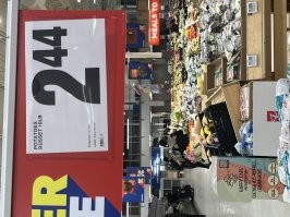 Буквально сегодня, не США, но близко Торонто было куплено 
Курица целиком 5,8 уе - 
Картошка 2.44 за 10 раундов - 4.5 кг - 
Дыня небольшая 1.88 за шт
Ананас 2.99 за шт
*************************
Получаем ужин на всю семью ( 2 взрослых + 2 ребенка)  за 10 уе - 700 рублей примерно
*************************
Курица запеченная 6 уе - 402 р
Картофель ( 1.2 кг) в любом виде 0,5 уе - 33,5 р
Салат цезарь 1.5 - 100 р
На десерт дыня 1.88 - 125 .96
Итого 661 рубль. 
***********************