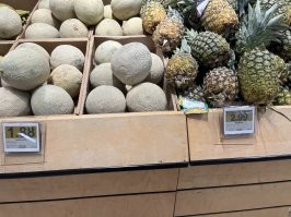 Буквально сегодня, не США, но близко Торонто было куплено 
Курица целиком 5,8 уе - 
Картошка 2.44 за 10 раундов - 4.5 кг - 
Дыня небольшая 1.88 за шт
Ананас 2.99 за шт
*************************
Получаем ужин на всю семью ( 2 взрослых + 2 ребенка)  за 10 уе - 700 рублей примерно
*************************
Курица запеченная 6 уе - 402 р
Картофель ( 1.2 кг) в любом виде 0,5 уе - 33,5 р
Салат цезарь 1.5 - 100 р
На десерт дыня 1.88 - 125 .96
Итого 661 рубль. 
***********************