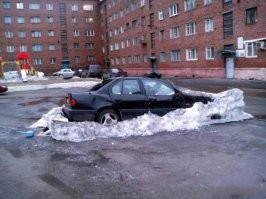 а вот так-тех, кто забивает на предупреждения в объявлениях.
это не юг, где снег тает в счтитаные дни. и бывает снежные кучи ворошат тракторами во дворах до середины июня/начала июля.