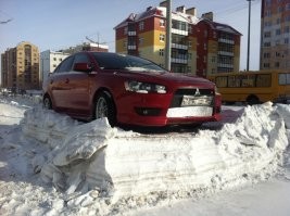 а вот так-тех, кто забивает на предупреждения в объявлениях.
это не юг, где снег тает в счтитаные дни. и бывает снежные кучи ворошат тракторами во дворах до середины июня/начала июля.