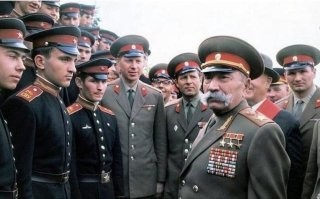 этими тремя с лева, бл...ть взглядом гвозди можно гнуть...