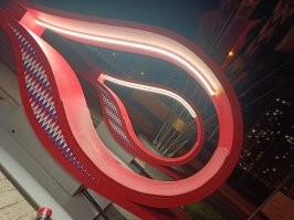 А это отсталая Российская Москва, лежанки с подсветкой, книгу почитать и вообще.... Уж не буду показывать зарядки для телефонов в электробусах, и жк навигацию с тачскрином в метро.