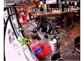 Посетительница кафе упала в подвал из-за невнимательной сотрудницы