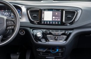 В нормальных современных машинах все важные функции управления дублируются физическими кнопками. И никакого тесла-стиля... И приборка в меру LCD, в меру стрелочная. На фото Chrysler Pacifica Hybrid. И стоит эта машина дешевле китайских ведер с мониторами от края до края, хотя на голову их превосходит во всем...