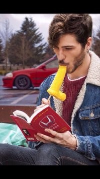 Ничего удивитильного, парень на Хонде ездит, Хондаводы все такие)))