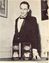 Говард Лавкрафт скончался 15 марта 1937 года. А спустя два месяца, 13 мая 1937 года родился Роджер Желязны.
Иногда рассказы о переселении душ выглядят не такими уж и фантастическими.