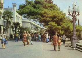 Ялта, набережная им. В.И. Ленина. (приблизительно конец 70-х, начало 80-х. Полукруглый угол - вход в 1-ый гастроном).